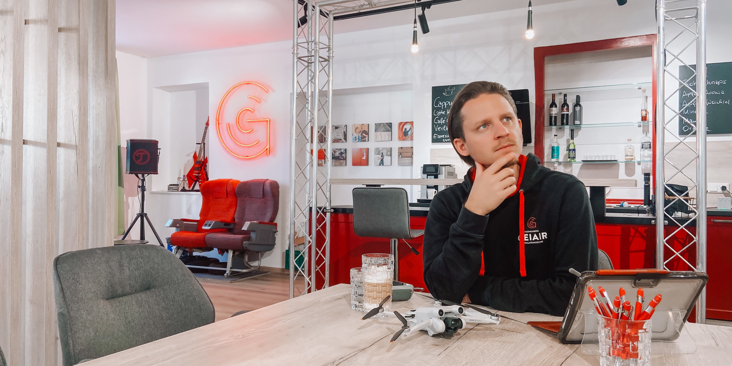 9647EB48-7C28-4FA2-8CFF-8A3F3BEE995C Peter Geier im GeiAir Büro in Vorau, Denkerpose