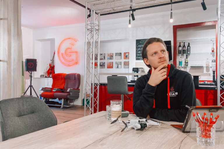 Peter Geier im GeiAir Büro in Vorau, Denkerpose