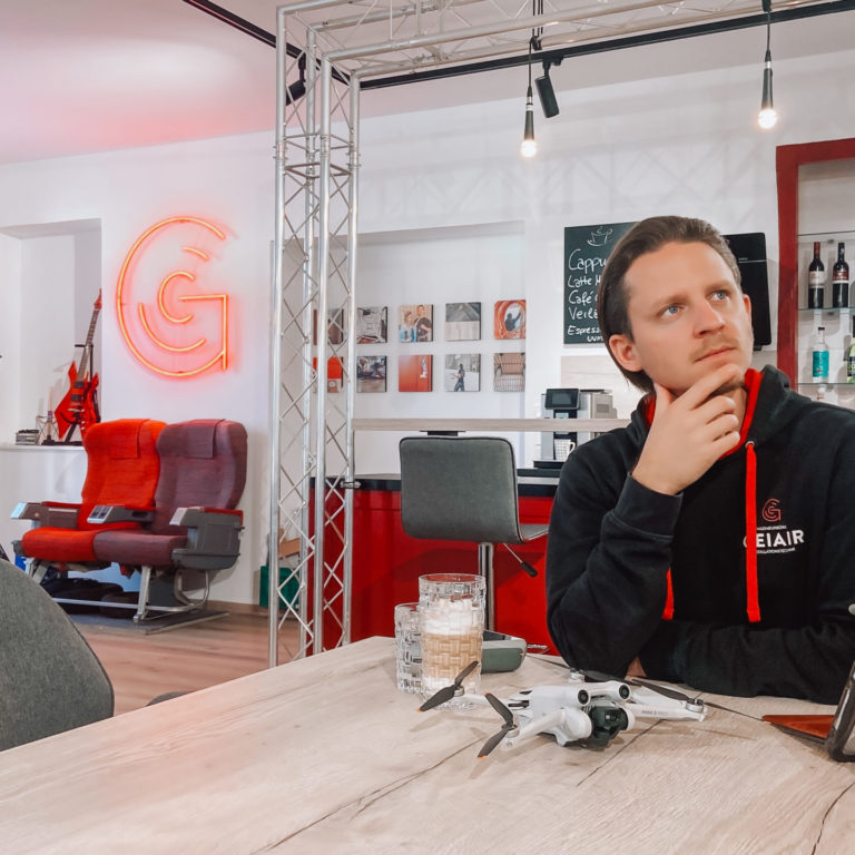 Peter Geier im GeiAir Büro in Vorau, Denkerpose