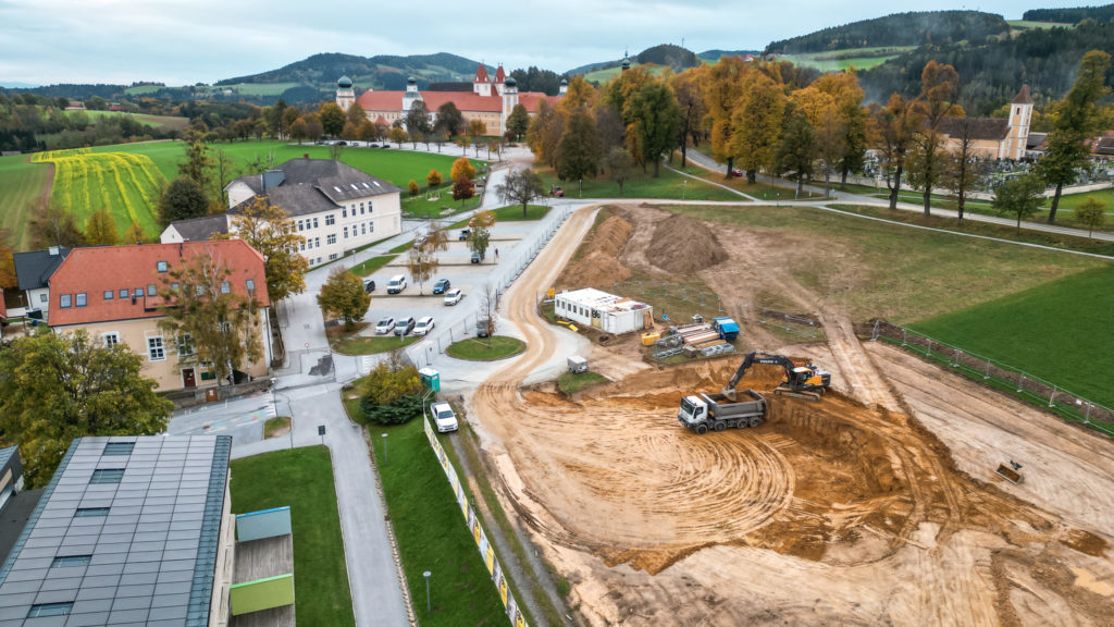 Drohnenfoto vom Baustart Neubau Kindergarten Vorau